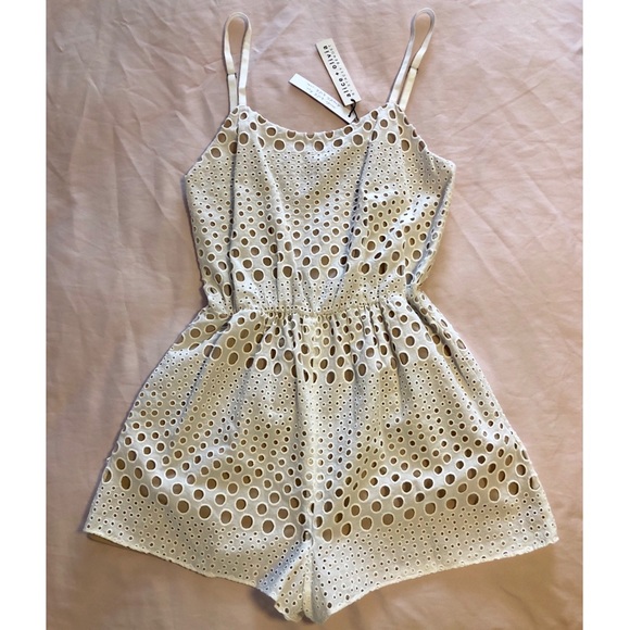 ALICE + OLIVIA Cassia Sleeveless Eyelet Romper - Picture 5 of 7